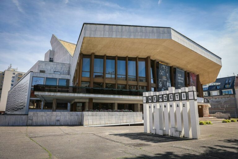 Különösen fájó, hogy így néz ki a győri színház előtti II. János Pá pápa tér. Fotó: Kisalföld-archívum