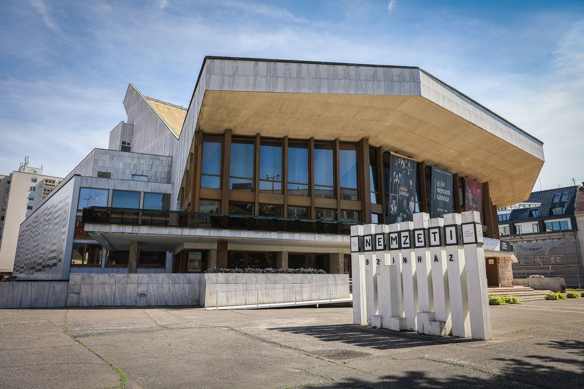 Különösen fájó, hogy így néz ki a győri színház előtti II. János Pá pápa tér. Fotó: Kisalföld-archívum