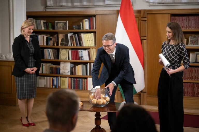 Hankó Balázs kultúráért és innovációért felelős miniszter a Magyarország Ifjúsági Fővárosa 2026 sorsolásán. Az elődöntős várospárok között Salgótarján és Fülek is ott van. Forrás: Hankó Balázs kultúráért és innovációért felelős miniszter Facebook-oldala