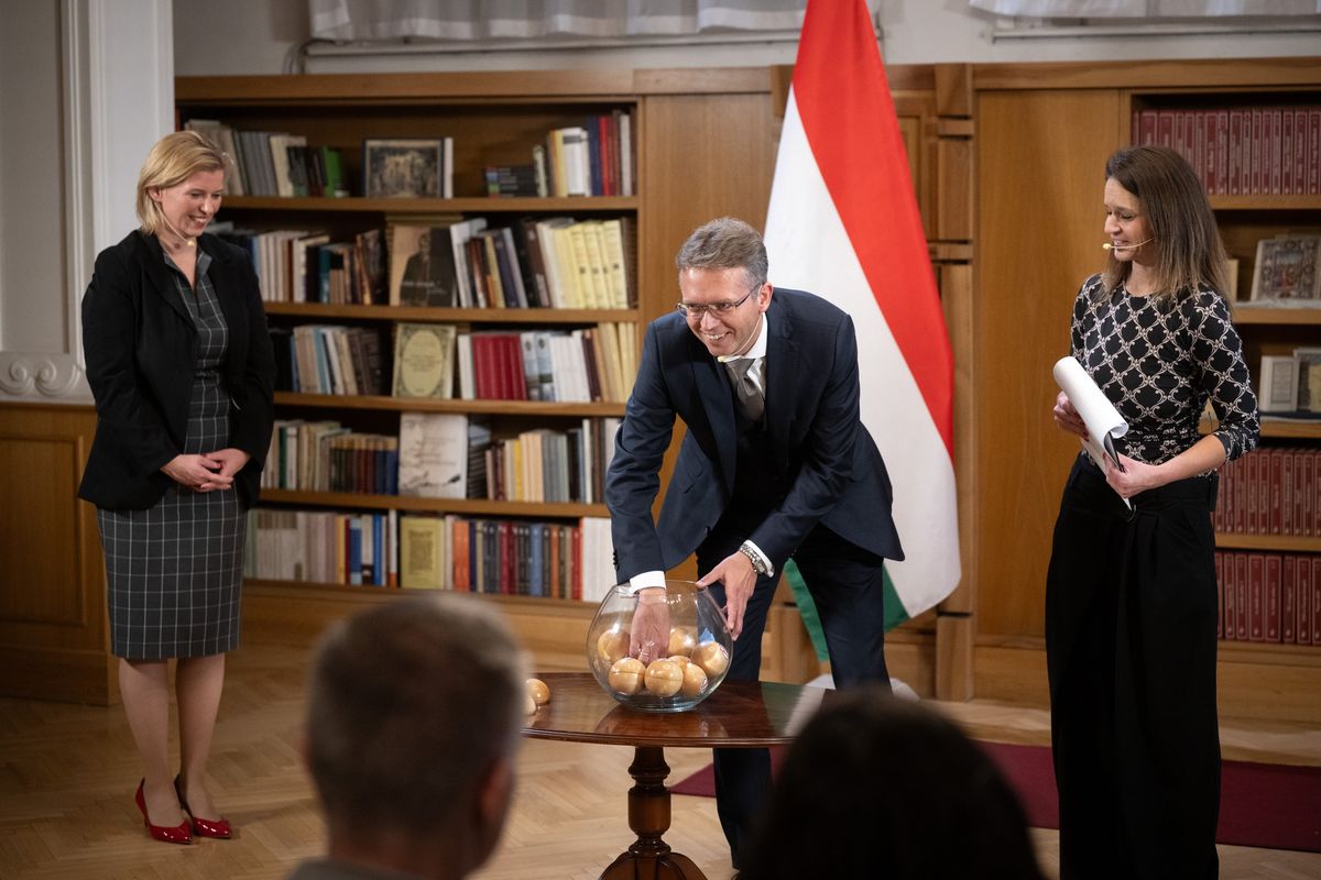 Hankó Balázs kultúráért és innovációért felelős miniszter a Magyarország Ifjúsági Fővárosa 2026 sorsolásán. Az elődöntős várospárok között Salgótarján és Fülek is ott van. Forrás: Hankó Balázs kultúráért és innovációért felelős miniszter Facebook-oldala