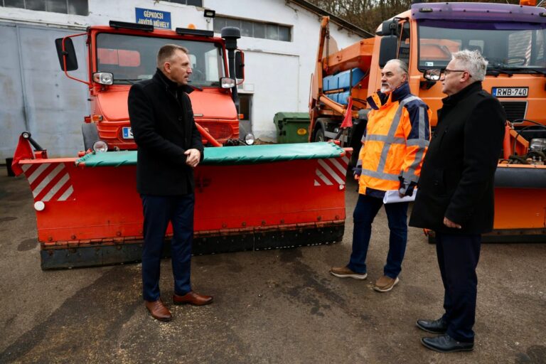 A téli felkészüléssel kapcsolatos gépszemle során szemügyre vették a jelenlévők a VGÜ Nonprofit Kft. járműparkját. Képünkön (balról jobbra): Kreicsi Bálint polgármester, Fekete Zoltán ügyvezető igazgató és Tolnai Sándor alpolgármester Fotó: Lorkó Dávid / Forrás: Nool.hu