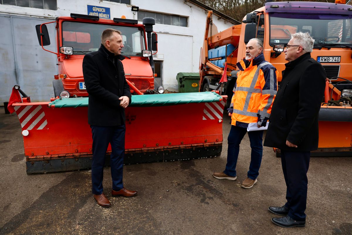 A téli felkészüléssel kapcsolatos gépszemle során szemügyre vették a jelenlévők a VGÜ Nonprofit Kft. járműparkját. Képünkön (balról jobbra): Kreicsi Bálint polgármester, Fekete Zoltán ügyvezető igazgató és Tolnai Sándor alpolgármester Fotó: Lorkó Dávid / Forrás: Nool.hu