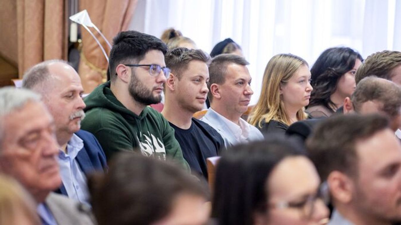 "...11 szekcióban mintegy 70 előadás hangzott el – egyszerre adott teret oktatási szakembereknek, kutatóknak, pedagógusoknak és hallgatóknak, hogy közösen gondolkodjanak a nevelés szerepéről, identitásformáló erejéről és az innováció lehetőségeiről a pedagógia, valamint a humán- és társadalomtudományok területén..."