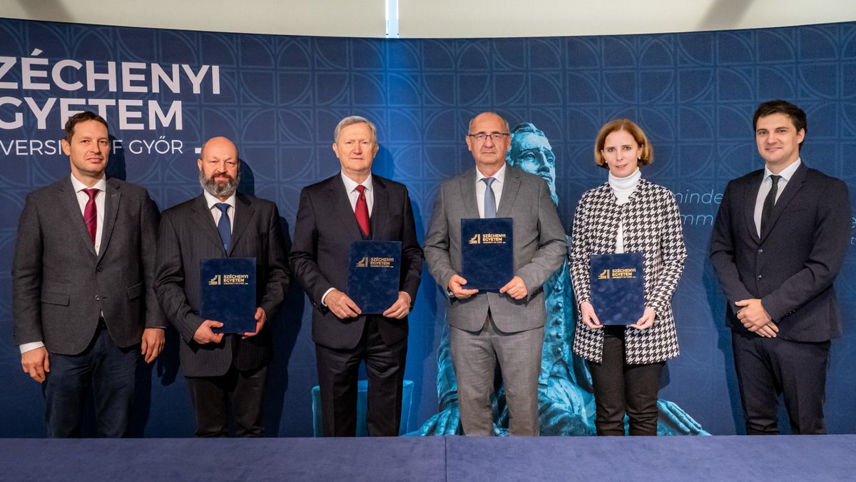 Az aláírási ünnepség résztvevői: dr. Kovács Zsolt, a Széchenyi István Egyetem általános és oktatási elnökhelyettese, dr. Ballagi Áron, az Informatikai és Villamosmérnöki Kar dékánja, dr. Friedler Ferenc professzor, az egyetem rektora, tudományos elnökhelyettese, Szarvas Ferenc, a MAVIR Magyar Villamosenergia-ipari Átviteli Rendszerirányító Zrt. vezérigazgatója, Csőke Ágnes. a MAVIR Zrt. kabinetvezetője és dr. Drotár István, az egyetem Digitális Fejlesztési Központjának vezetője. Fotó: Adorján András