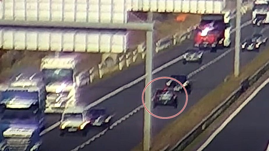 Forgalommal szemben, a belső sávban haladt az autópályán a felvételen látható sofőr Forrás: Facebook/MKIF