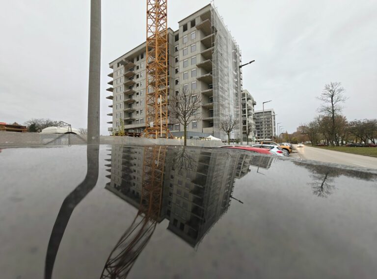 "...Vadonatúj magasházak emelkednek méltóságteljesen a magasba Székesfehérváron..."