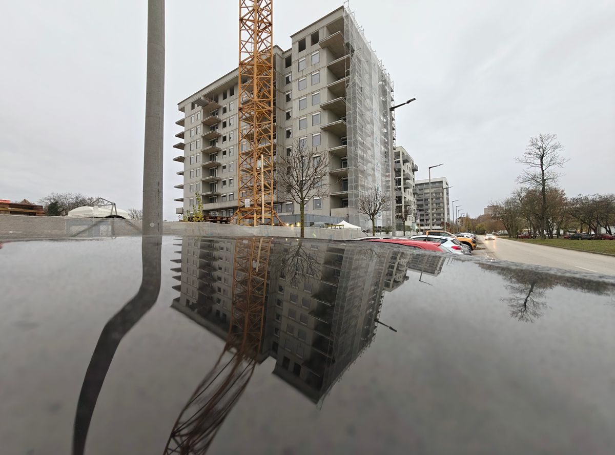 "...Vadonatúj magasházak emelkednek méltóságteljesen a magasba Székesfehérváron..."