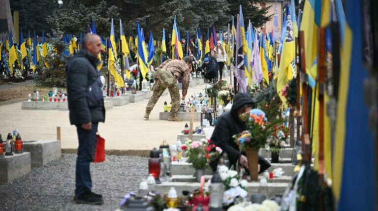 "Minden friss hant mögött egy történet áll, amelyet már soha nem mesélnek végig..."