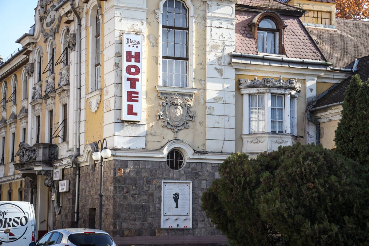 A szolnoki Tisza Szálló szolgáltatásait mind a mai napig hirdetik a Booking.com oldalán. Már akadtak, akik bedőltek ezt a szálláshelyet kínáló oldalnak. A kívül-belül lepusztult, málló száz éves városi műemlék a szolgáltatásaival együtt elvesztette fényét, rangját, becsületét, tiszteletét. Fotó: Nagy Balázs