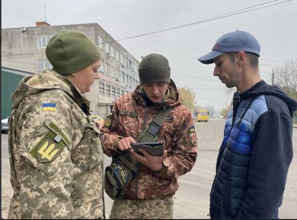 "... a társadalom bizalmatlan és ellenséges velük szemben: a felmérések szerint az ukrajnaiak kétharmada nem bízik bennük, a médiában pedig gyakran negatív hangvételű hírek jelennek meg róluk..."