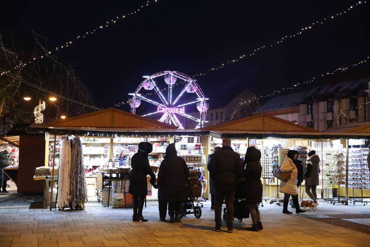 A karácsonyi fényeknek még nincs itt az ideje, olvasónk szerint.