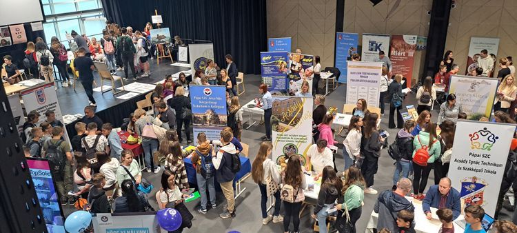 A pályaválasztási kiállításon több mint 40 intézmény várja az érdeklődőket Forrás: www.papaiszc.hu