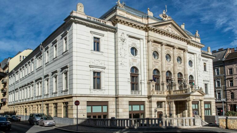 Az 1899-ben Kallina Mór és Árkay Aladár tervei alapján kívül eklektikus, belül szecessziós stílusban épült egykori Budai Vigadó, jelenleg a Hagyományok Háza székhelye, a konferencia helyszíne Fotó: Róka László / Forrás: MTI/MTVA