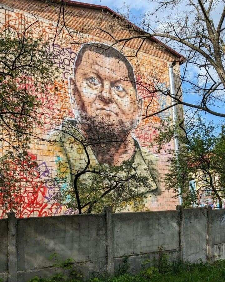 Akárhogy is van, az biztos, a kijevi elnöki iroda számára kihívást jelentenek Zaluzsnij megszólalásai