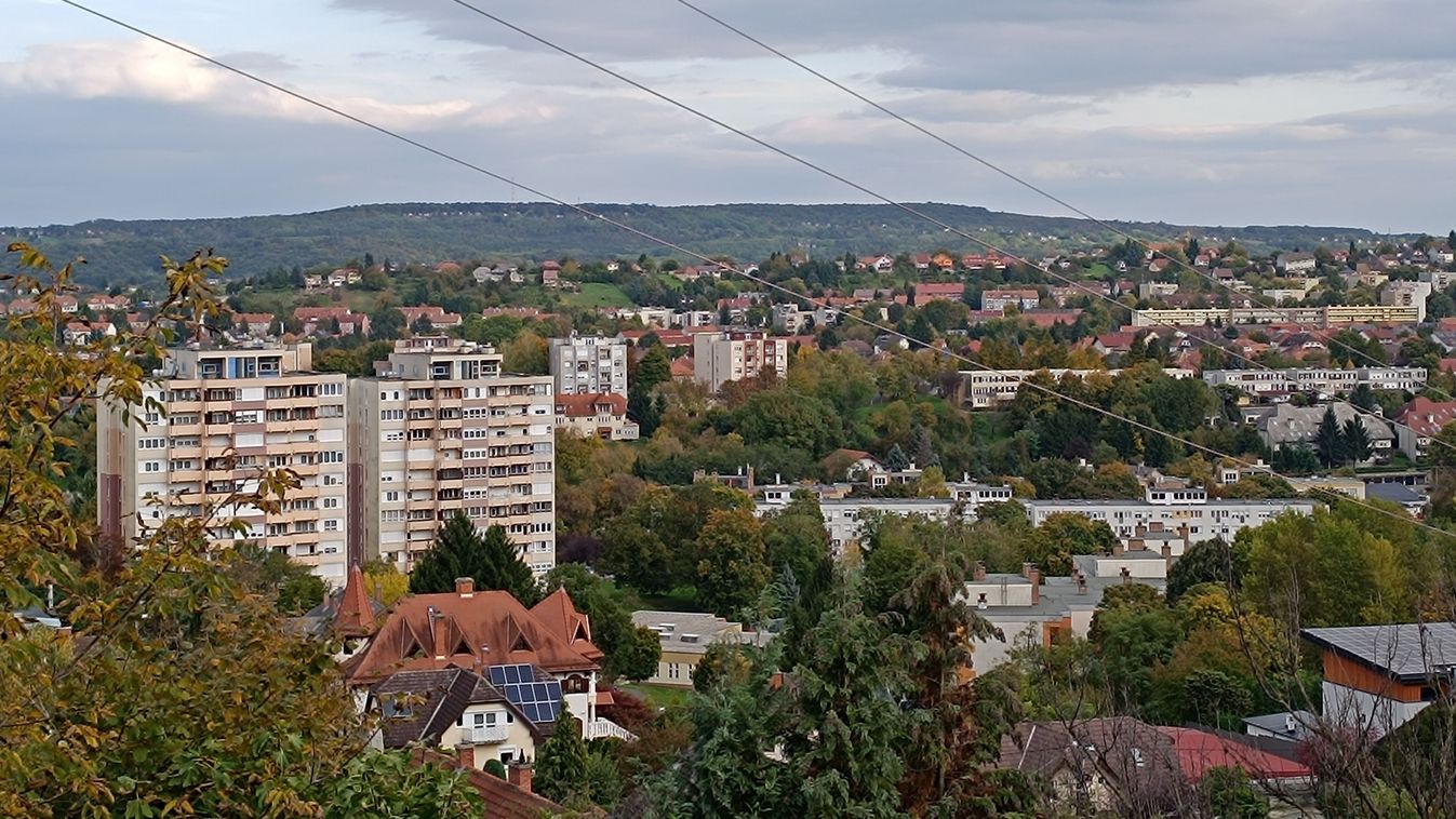 Zalaegerszeg látképe, egy zártkertből fotózva. Jól járnak a tulajdonosok, ha egyszerűen átminősíttethetik a területüket Fotó: Szabó Judit