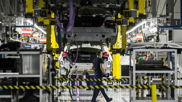 Csökkentett kapacitással működik a kecskeméti Mercedes-gyár januártól