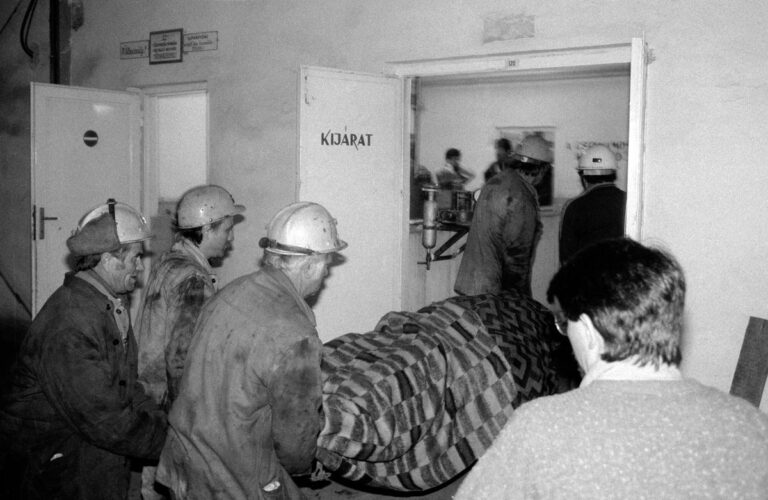 A dorogi bányaszerencsétlenség egyik megrázó pillanata: a kimerült bányászok hordágyon viszik társukat a kijárathoz Fotó: E. Várkonyi Péter / Forrás: MTI