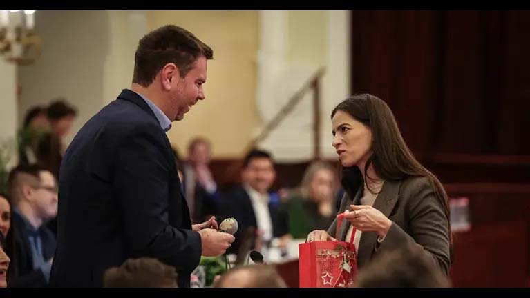 Ajándékoztak a fővárosi képviselők: Vitézy Dávid egy minisztert kapott Szentkirályi Alexandrától