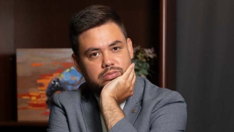 Baleset érte a magyar műsorvezetőt, aki pár hete Szergej Lavrovval készített interjút