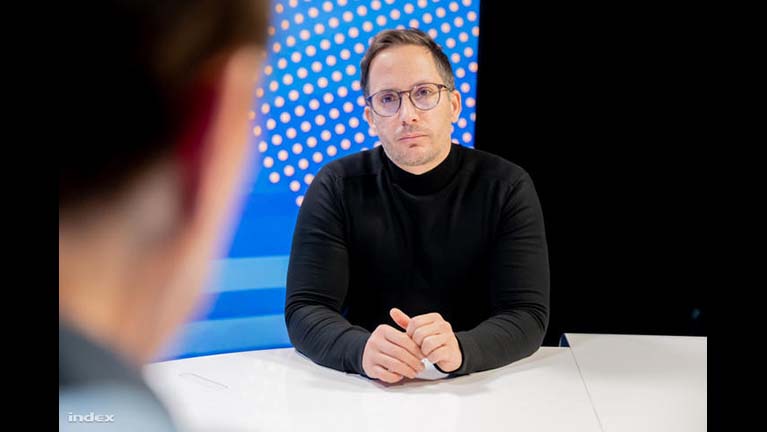 Bemutatjuk az egykori bántalmazottat, aki nekiment a kormánynak, és akit Magyar Péter álszentnek nevezett