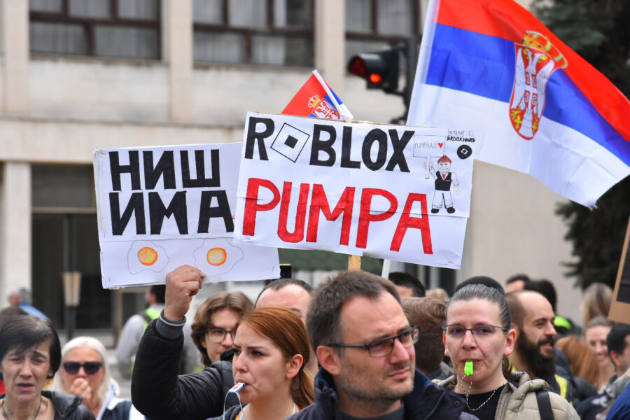 A Niši Szabadegyetem „A tudomány vizsgálata alatt” elnevezésű tiltakozást szervezett. Fotó: Radule Perisic/ATAImages