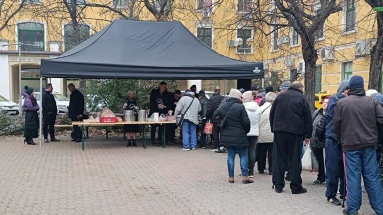"...karácsonyi szeretetvendégségre hívja Dunaújváros és térsége rászorulóit, december 12-én, pénteken 10 órától a Dózsa mozi előtti térre a Székesfehérvári Egyházmegye..."