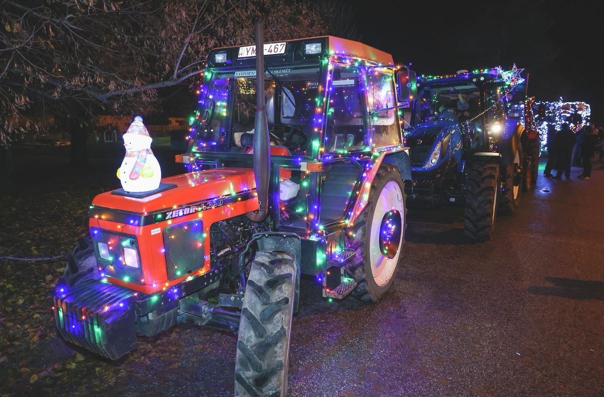 Szánkó helyett fénytraktoron érkezik Balástyán a Mikulás. Archív fotó: Karnok Csaba