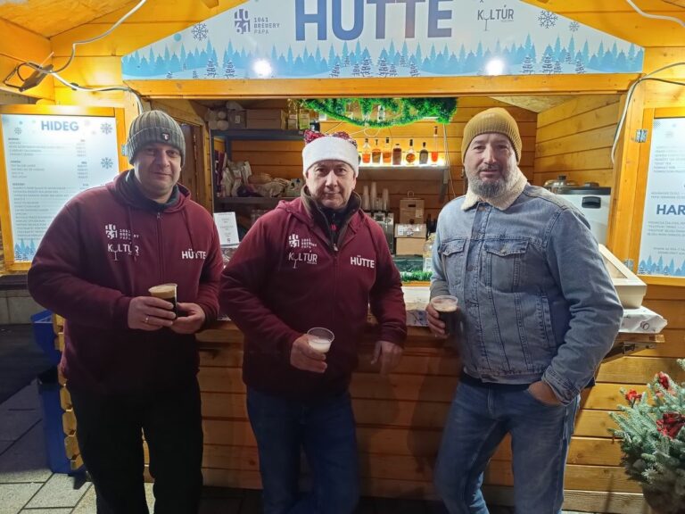 A forralt sör a karácsonyi Hüttében kapható. A képen (balról) Balázs István, Csillag Szabolcs és Németh Roland Fotó: Haraszti Gábor