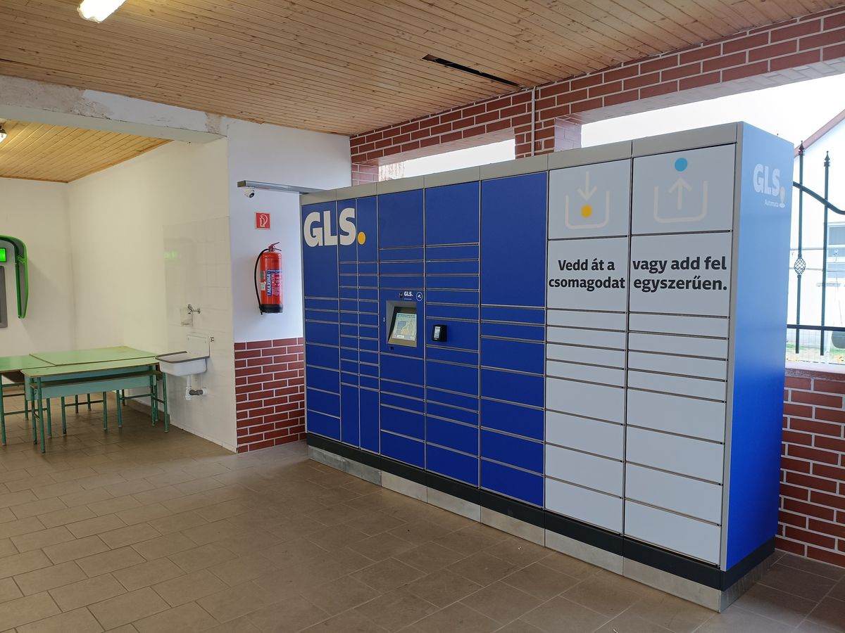 A GLS által telepített új csomagautomata küldemények feladására és csomagok átvételére is igénybe vehető Jánoshidán Fotó: Jánoshida Facebook-oldala