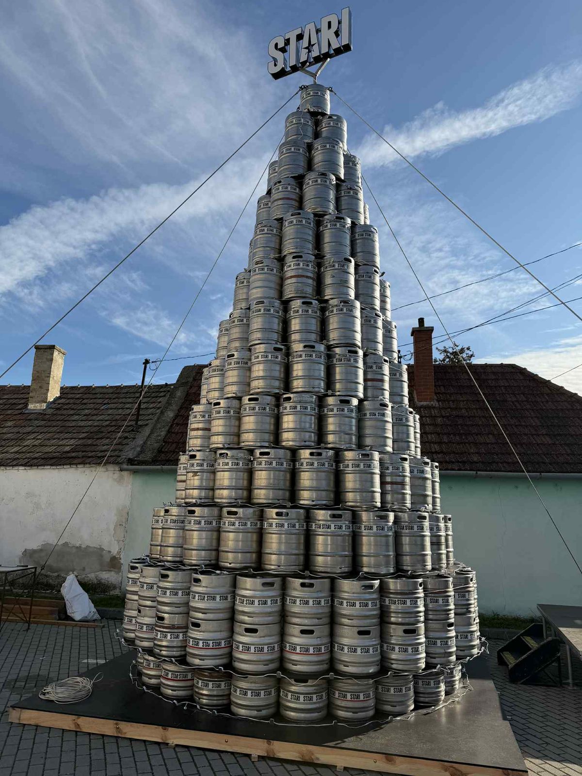 Hordós karácsonyfa: Tapolcán egy közel 430 hordóból álló karácsonyfát építettek Fotó: Seres Elizabeth/Napló