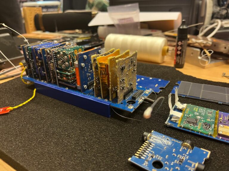 A Hunity műhold a Nemzeti Média- és Hírközlési Hatóság közreműködésével, a Budapesti Műszaki Egyetem vezetésével, a Széchenyi István Egyetem részvételével valósult meg. A Széchenyi-egyetem moduljai arany színben láthatók.