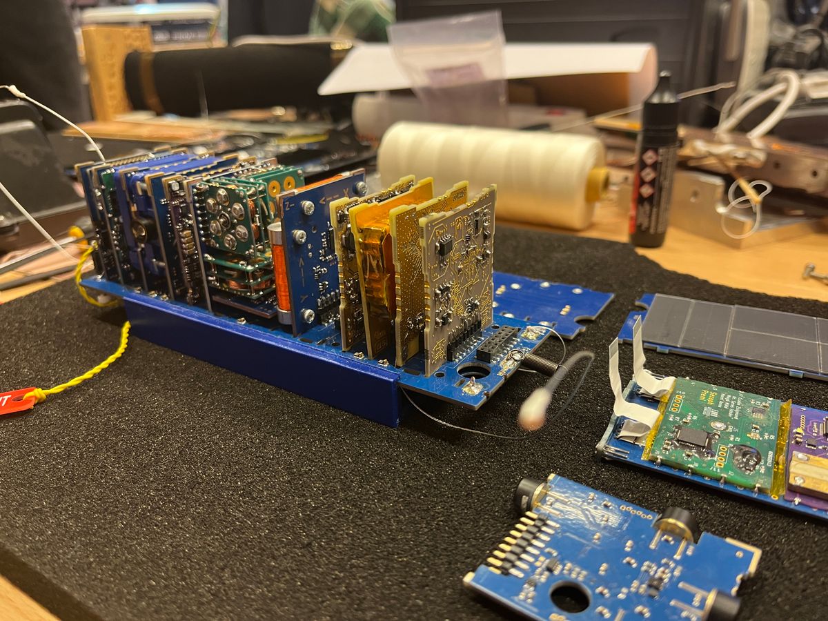 A Hunity műhold a Nemzeti Média- és Hírközlési Hatóság közreműködésével, a Budapesti Műszaki Egyetem vezetésével, a Széchenyi István Egyetem részvételével valósult meg. A Széchenyi-egyetem moduljai arany színben láthatók.