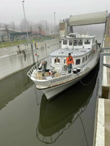 A Vízvédelem nevű balatoni jégtörő hajó már a vízen van: a téli készenlét első látványos pillanatai a Sión. Forrás: Közép-dunántúli Vízügyi Igazgatóság