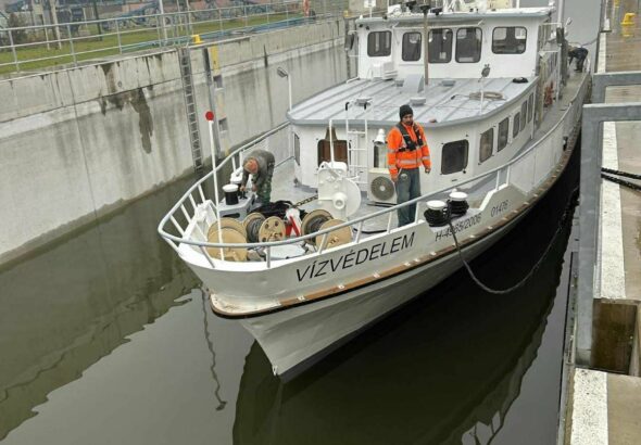 A Vízvédelem nevű balatoni jégtörő hajó már a vízen van: a téli készenlét első látványos pillanatai a Sión. Forrás: Közép-dunántúli Vízügyi Igazgatóság