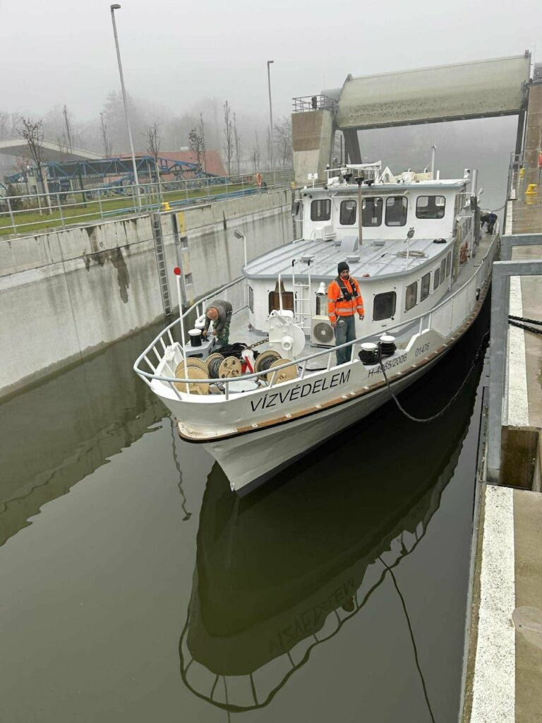 A Vízvédelem nevű balatoni jégtörő hajó már a vízen van: a téli készenlét első látványos pillanatai a Sión. Forrás: Közép-dunántúli Vízügyi Igazgatóság