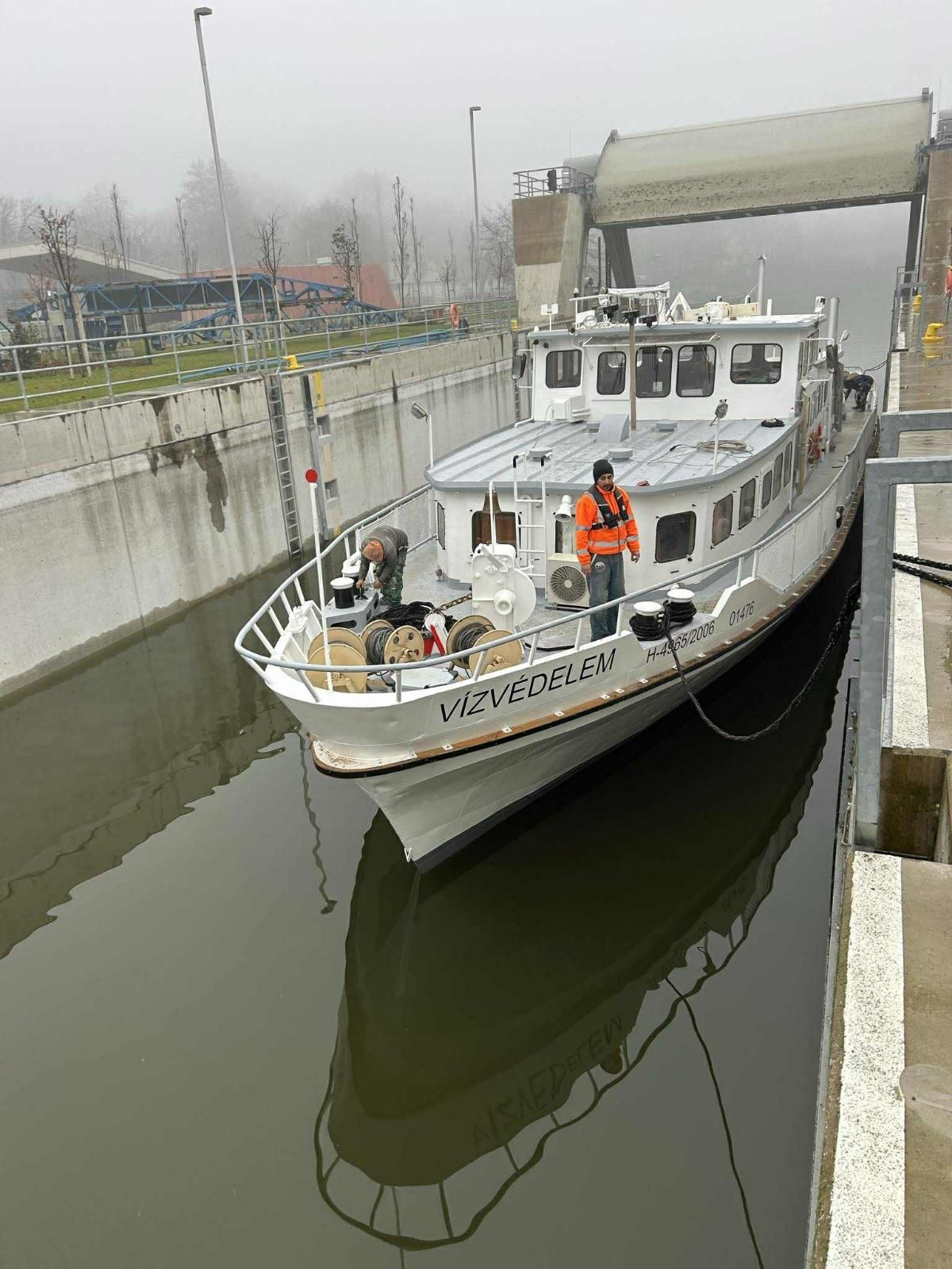 A Vízvédelem nevű balatoni jégtörő hajó már a vízen van: a téli készenlét első látványos pillanatai a Sión. Forrás: Közép-dunántúli Vízügyi Igazgatóság