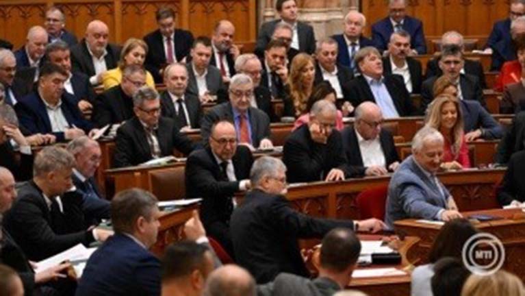 Jön a 14. havi nyugdíj!