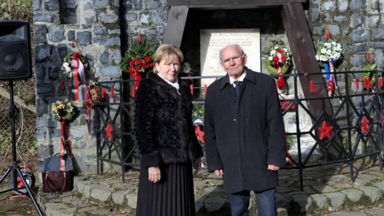 A karancslejtősi ellenállás során meghalt nógrádi bányászokra emlékeztek Karancsalján. A rendezvényen Sulyok Oszkár Jánosné polgármester és dr. Bablena Ferenc, a Nógrád Vármegyei Közgyűlés alelnöke is ünnepi beszédet mondott. Forrás: Beküldött fotó