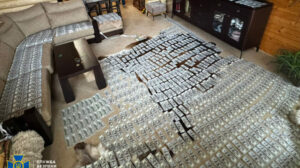 "Ukrajnának meg kell reformálnia az Állami Nyomozó Irodát (DBR) is. Ezenfelül „késedelem nélkül” ki kell nevezni a „nemzetközileg ellenőrzött” alkotmánybírákat és a Legfelsőbb Igazságszolgáltatási Tanács tagjait."