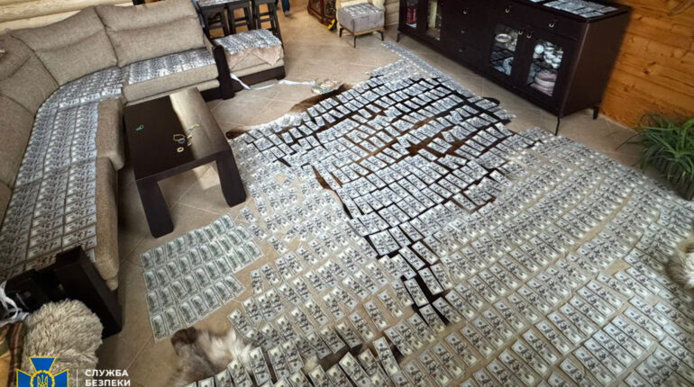 "Ukrajnának meg kell reformálnia az Állami Nyomozó Irodát (DBR) is. Ezenfelül „késedelem nélkül” ki kell nevezni a „nemzetközileg ellenőrzött” alkotmánybírákat és a Legfelsőbb Igazságszolgáltatási Tanács tagjait."