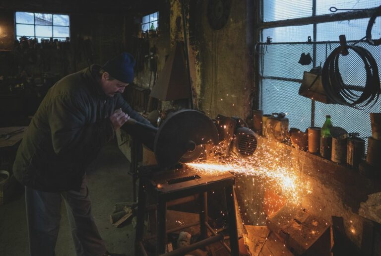 Eladó kovácsműhely Alsóvároson. Üllővel, patkókkal és eredeti szerszámokkal várja az új tulajdonost. Fotó: Török János