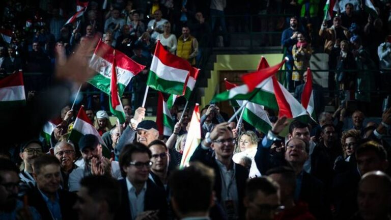 "...Mohács a magyar történelem fordulópontját szimbolizáló hely, nemzeti nagylétünk temetője, de egyben a túlélés szimbóluma is, hiszen ha Mohács túl tudta élni, akkor a többi város is túl tud élni bármit..."