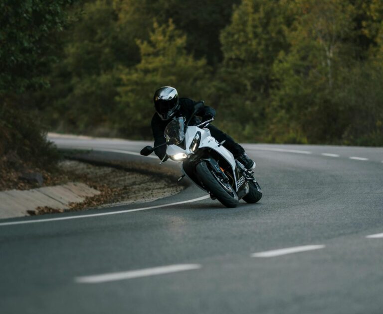 A gyorshajtás büntetése lehet a megoldás a száguldozók megfékezésére? Az biztos, hogy érdemes lassítani, betartani a szabályokat, az emberek épsége, a Bakonyban élők nyugalma, biztonsága miatt is. Forrás: Pexels-illusztráció