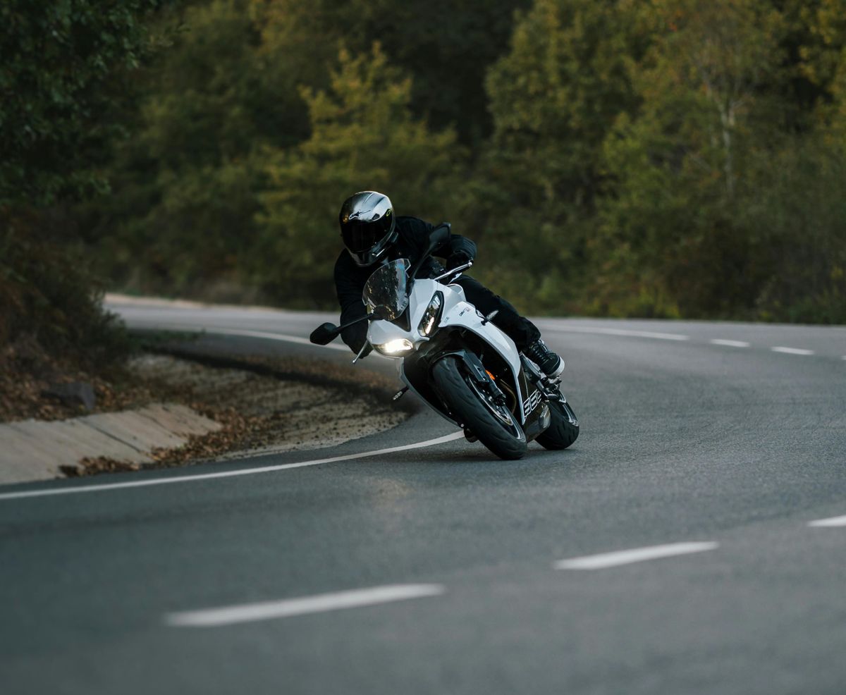 A gyorshajtás büntetése lehet a megoldás a száguldozók megfékezésére? Az biztos, hogy érdemes lassítani, betartani a szabályokat, az emberek épsége, a Bakonyban élők nyugalma, biztonsága miatt is. Forrás: Pexels-illusztráció