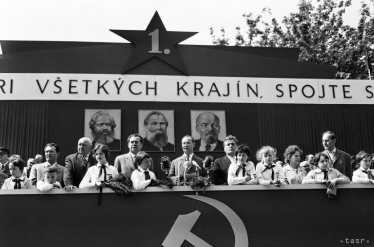 Archív fotó a pozsonyi május elsejei ünnepséget mutatja 1964. május 1-jén. Több tízezer munkás vonul fel a tribün előtt. Egy archív fotón Alexander Dubček, a Szlovák Köztársaság Kommunista Pártja Központi Bizottságának elnökségi tagja és a Szlovák Köztársaság Kommunista Pártja Központi Bizottságának első titkára ünnepi beszédet mond. Fotó: TASR/Štefan Petraš