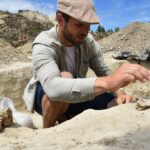 Szücsi Frigyes a csákberényi avar temető egyik sírjának feltárása közben 2024 nyarán Forrás: szikm.hu