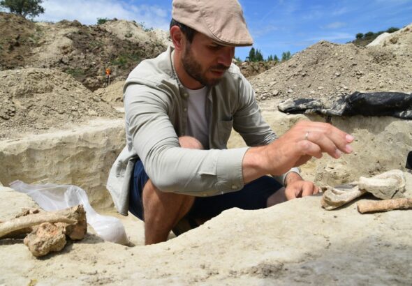 Szücsi Frigyes a csákberényi avar temető egyik sírjának feltárása közben 2024 nyarán Forrás: szikm.hu