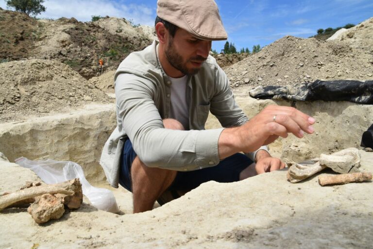 Szücsi Frigyes a csákberényi avar temető egyik sírjának feltárása közben 2024 nyarán Forrás: szikm.hu