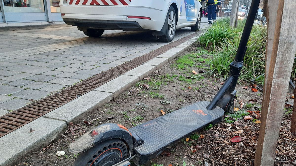 Nagyon veszélyes, ha a belvárosban kerékpárosok és rolleresek száguldoznak Illusztráció: Bordás Béla