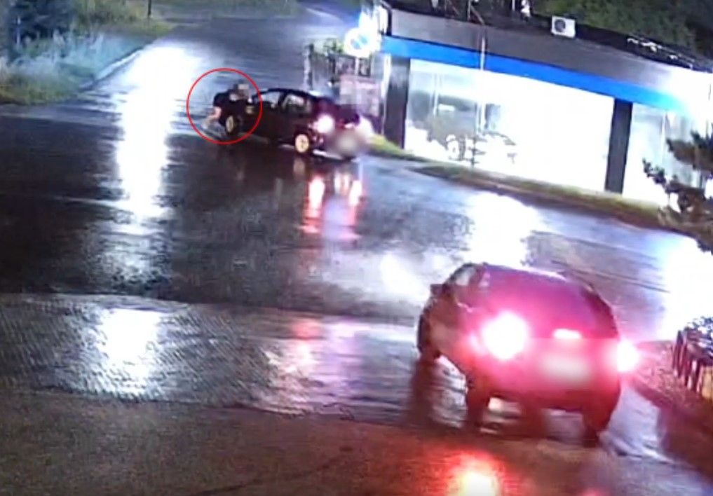 A nő a motorháztetőn kapaszkodott Sopron utcáin, amíg a sofőr meg nem állt. Forrás: Ügyészség